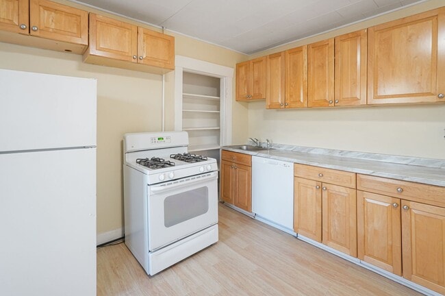 Photo - 168 Lunenburg St Unit 2R