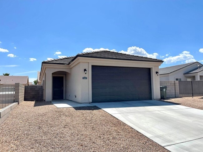 Building Photo - Great 3 Bedroom Home near Hualapai School!