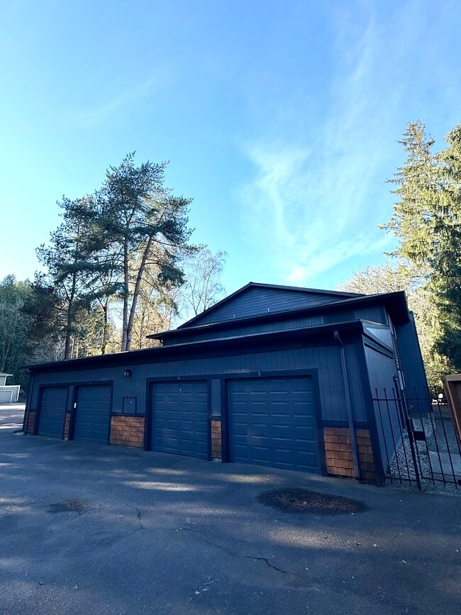 attached garages to units - 6555 SW Terri Ct Unit #22