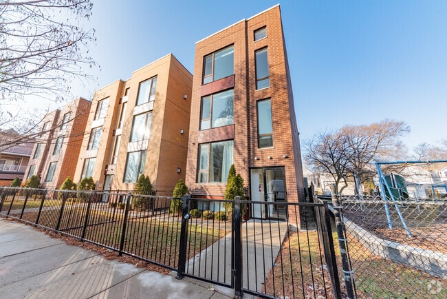 Building Photo - 3508 N Sacramento Ave Unit 3N Rental