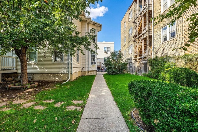 Building Photo - 4418 W Armitage Ave