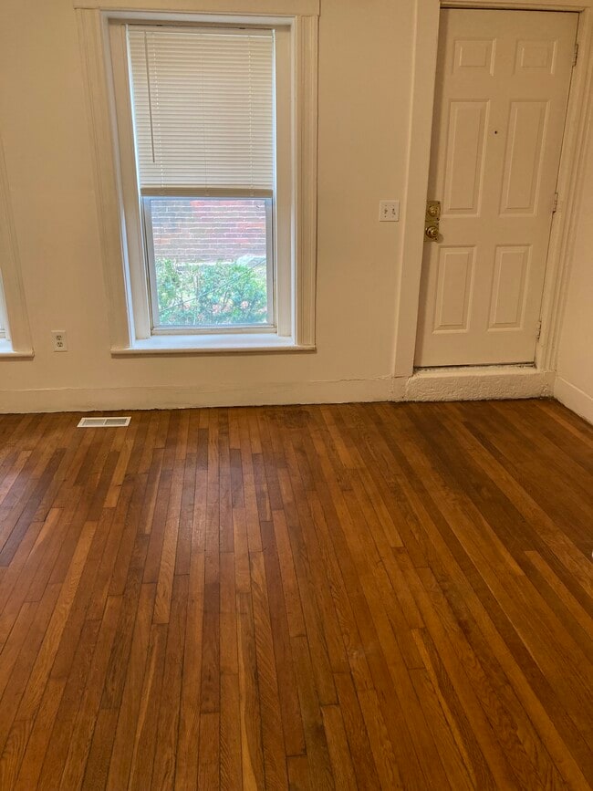 24-1 Sala de estar - 24 Eden St