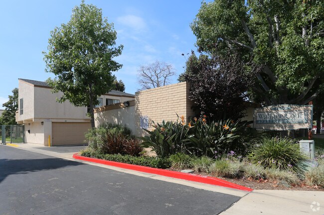 Wallace Court Apartments For Rent in Costa Mesa, CA