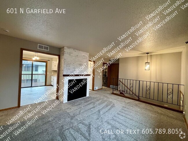 Building Photo - Charming 2-Bedroom Upper-Level Duplex for ... Rental