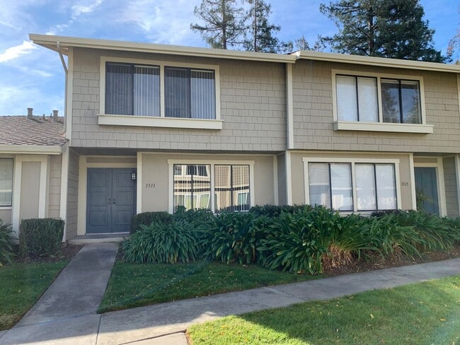 Building Photo - Spacious Townhouse