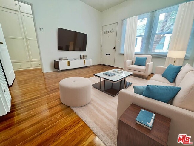 Building Photo - 2616 Santa Monica Blvd Unit 4