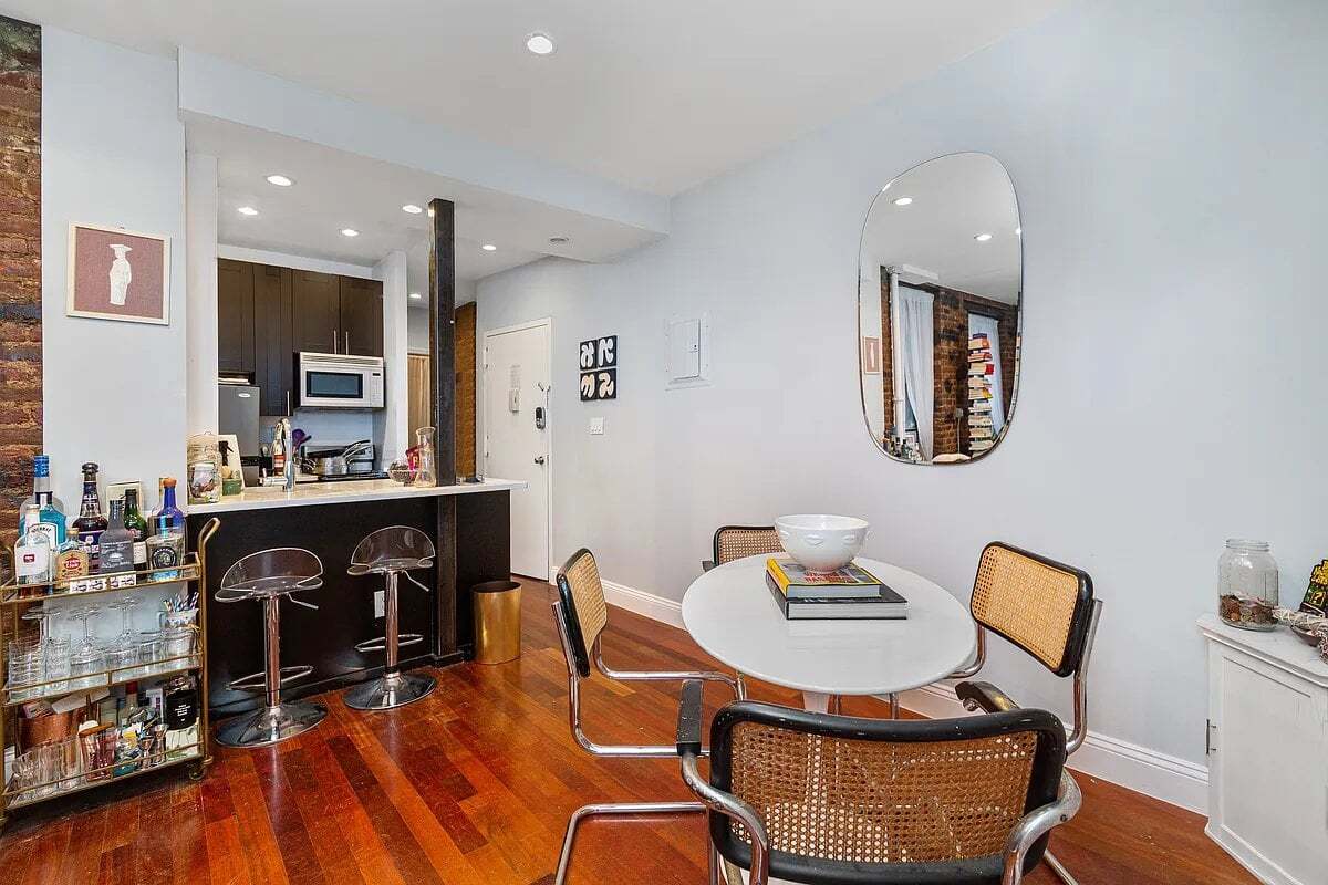 Photo - 141 W 10th St Unidad 4