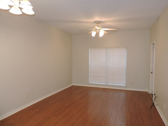 Photo - Easy access to interstate, shopping & hospitals!