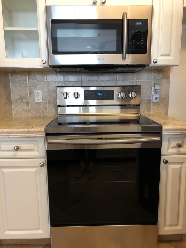 new kitchen appliances - 1 Glen Royal Pkwy Condo Unit 1009