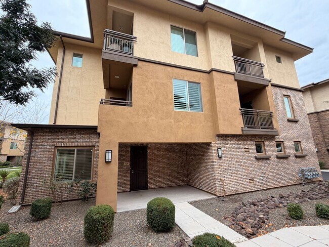 Building Photo - Ground Level 2/2 Condo, *Gated N. Scottsdale* Community w/2 Car Garage