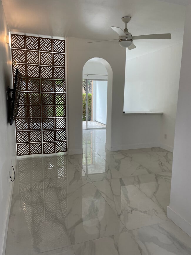 Planta abierta con sala de estar y dormitorio divididos - 6125 E Indian School Rd Unidad 198