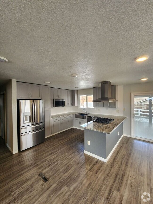 Building Photo - Welcome to this modern 3 bedroom, 2 bathro... Rental