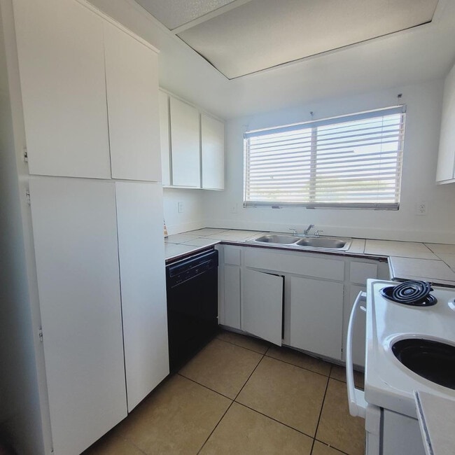 Building Photo - 4424 N 53rd Ln Unit Apt 4