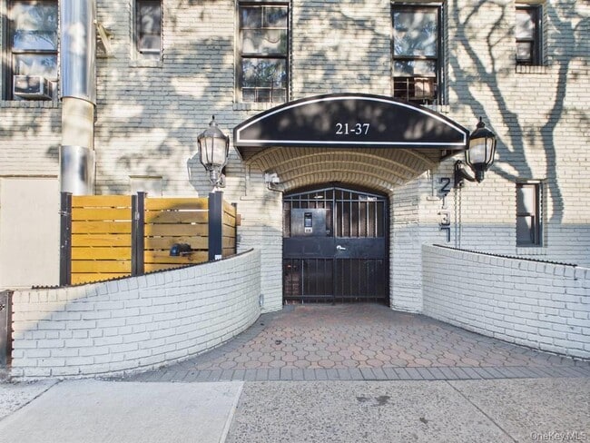Building Photo - 21-37-37 33rd St Unit 3D