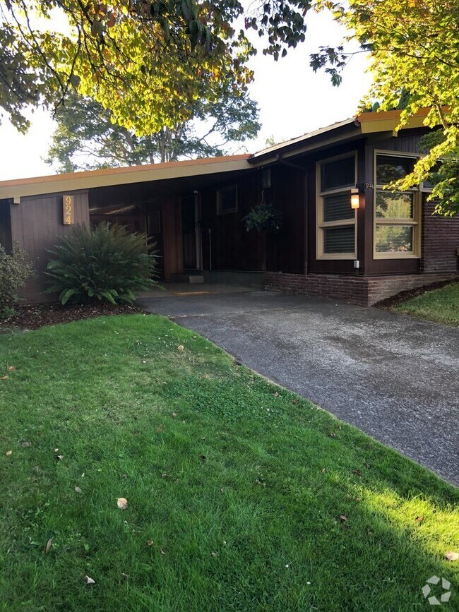 Building Photo - Backyard paradise 3 bedrooms 2 bath NW Cor... Rental