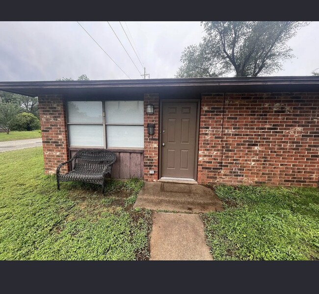 Building Photo - 1302 N 13th St