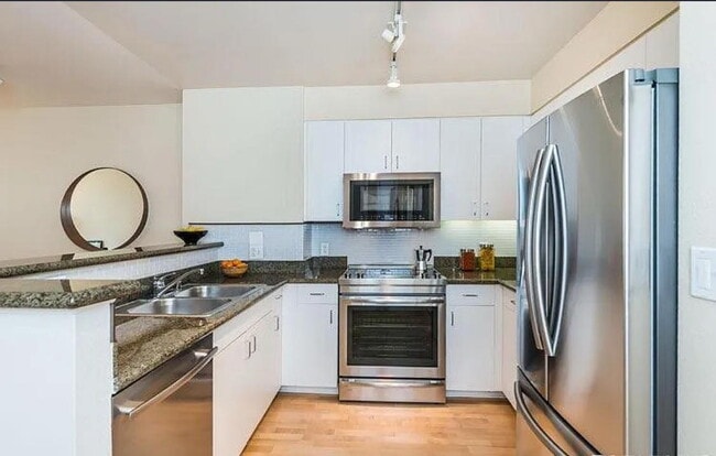 Building Photo - Lovely one bedroom, one bath condo, that has been recently updated with fresh paint.