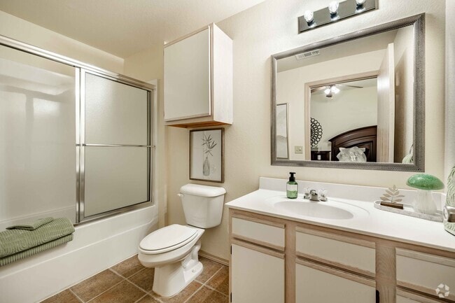 2BR, 2BA - 1,093SF - Primary Bathroom