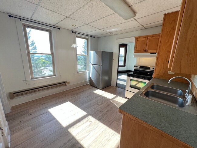 Photo - 2+ Bedroom Apartment - AVAILABLE AUGUST 1st! Unit 910 N 22nd Ave W - 2