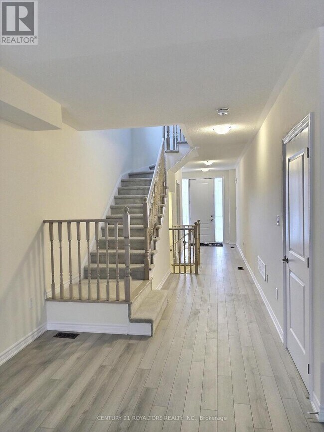 Photo - 93 McGill Ave