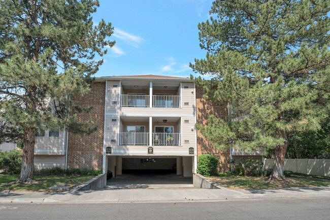 Building Photo - Great Location - Leafy Sandy Condo
