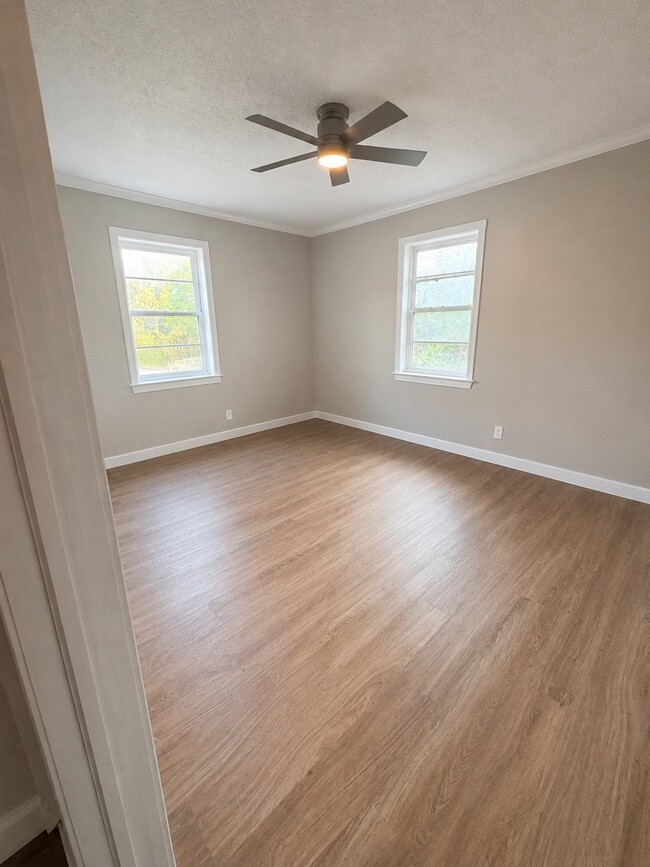 Photo - 302 Scott St