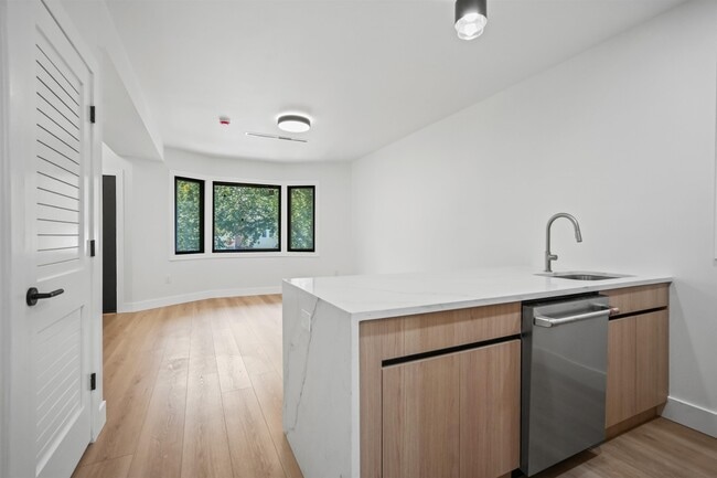 Photo - 31 W 46th St