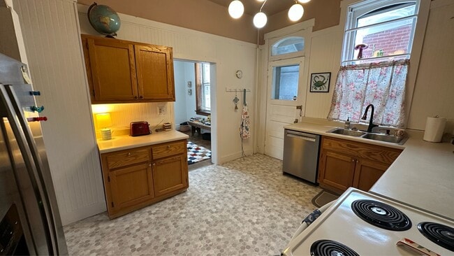 Photo - 155 E 12th St