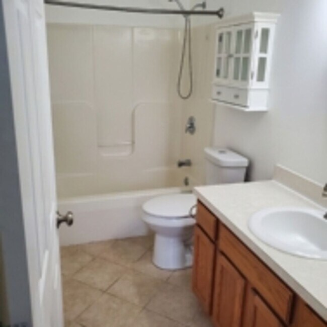 Photo - 2/3 Bed Room 1 ½ Townhouse for rent.