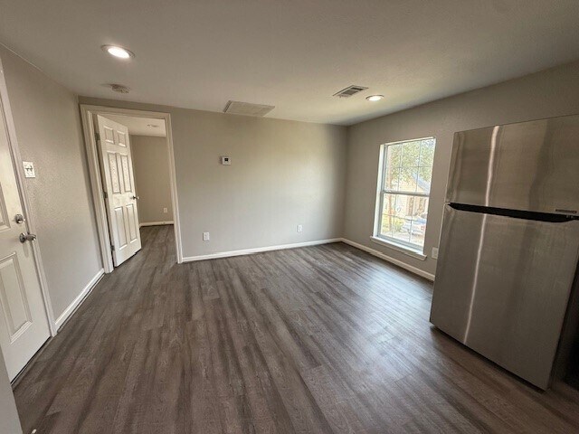 Building Photo - 2518 Gano St Unit 3