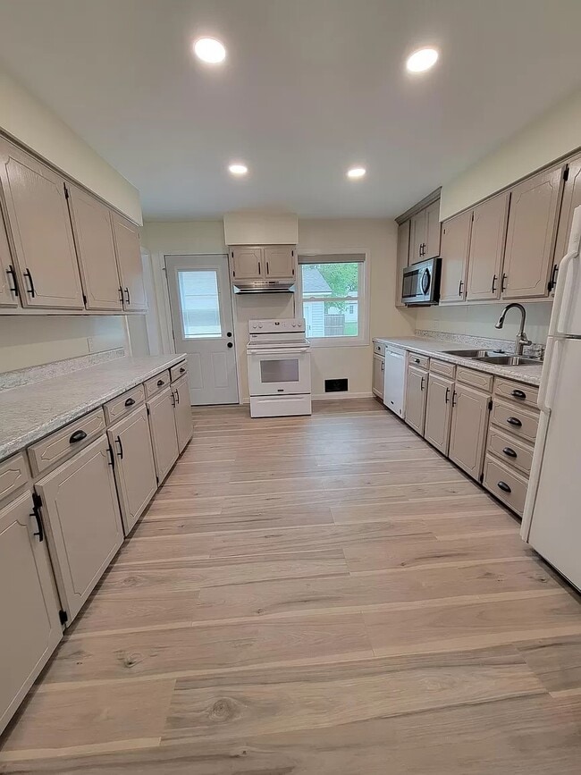 Building Photo - 106 E Harrier St