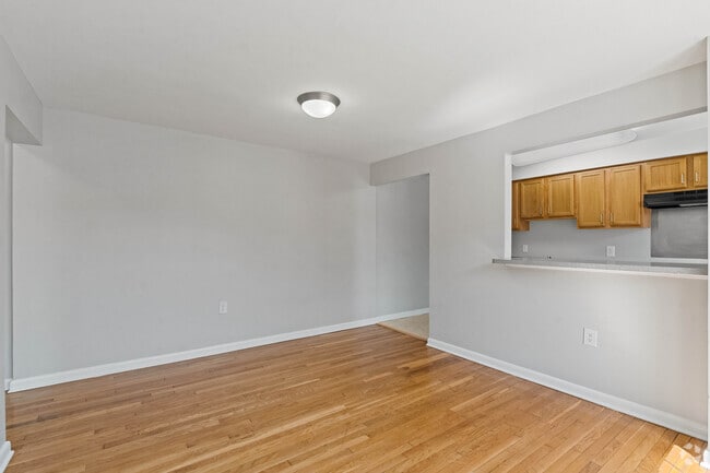 2BR, 1BA - 685SF - Living Room - Fairlawn Marshall