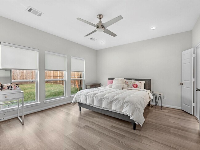 Photo - 8407 James Franklin St