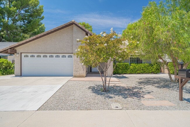 Building Photo - Stunning 3-Bedroom Pool Home with Huge Vie...