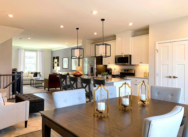 Sala de estar/cocina/sala familiar - 115 Peabody Way