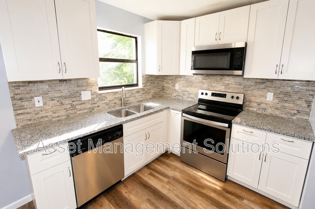 Photo - 1 Oak Point Dr