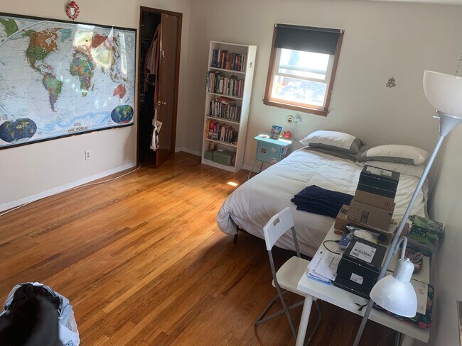 2 armarios en el dormitorio principal - 841 Adams Ave Unidad 2