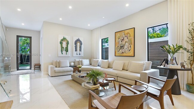 Photo - 3075 Mary St