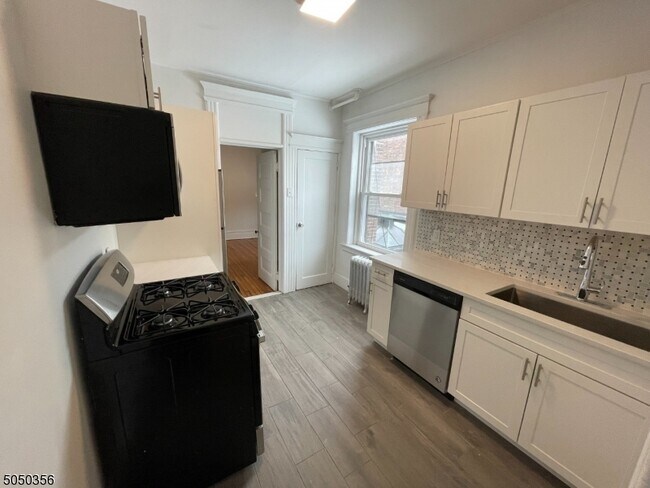 Building Photo - 570 Bloomfield Ave Unit 2 Rental