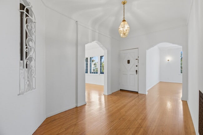 Photo - 307 S Doheny Dr