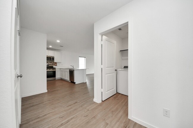 Photo - 1607 Red Oak Dr