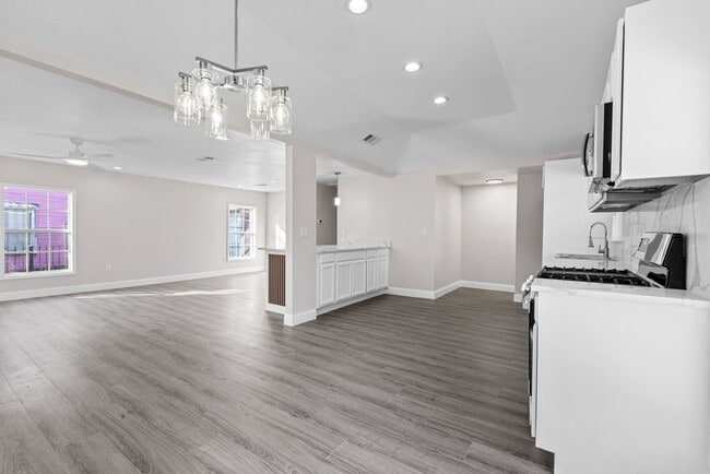 Photo - 2435 Sharon St