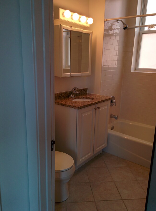 Photo - 3919 Greenview N Ave Apartments Unit 3R