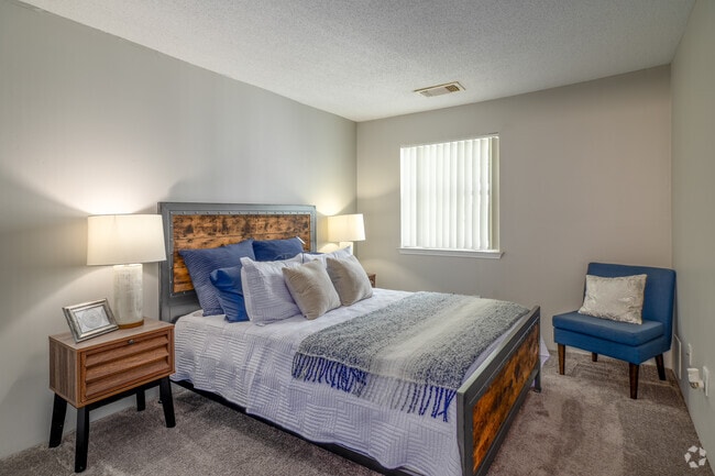 Englewood - 1,044 pies cuadrados - Dormitorio principal - Barrington Place Apartments