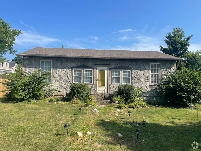Building Photo - Cute cottage, great location Rental