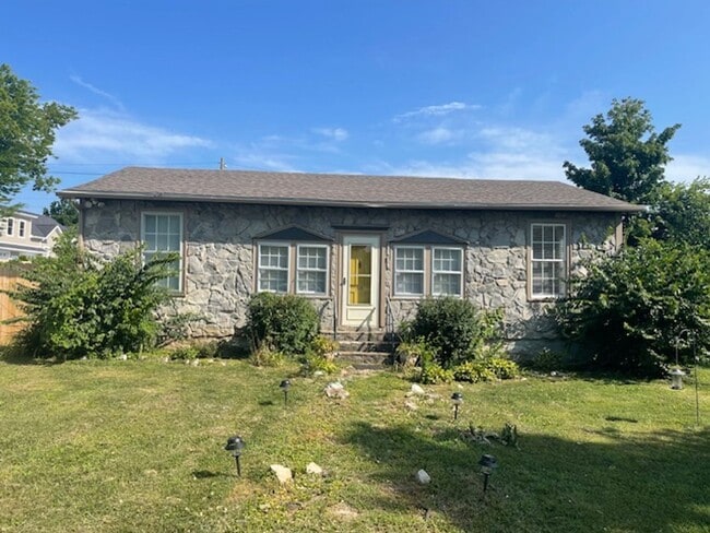 Building Photo - Cute cottage, great location Rental