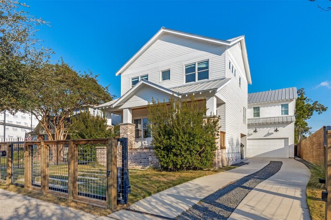 Photo - 709 E 13th St