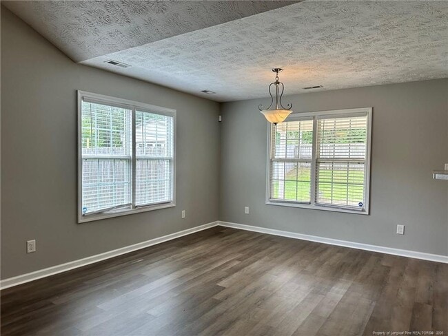 Photo - 654 Hogart St