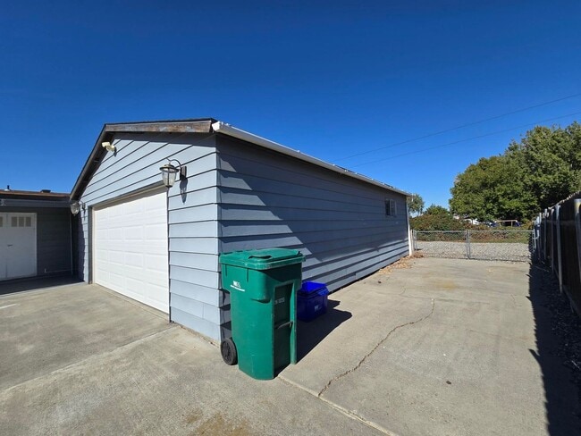 Photo - 2 Bed/2 Bath ON .30 ACRES - BRING THE TOYS!
