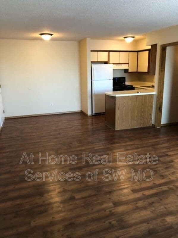 Building Photo - 2856 S Rogers Ave Unit Apt #7